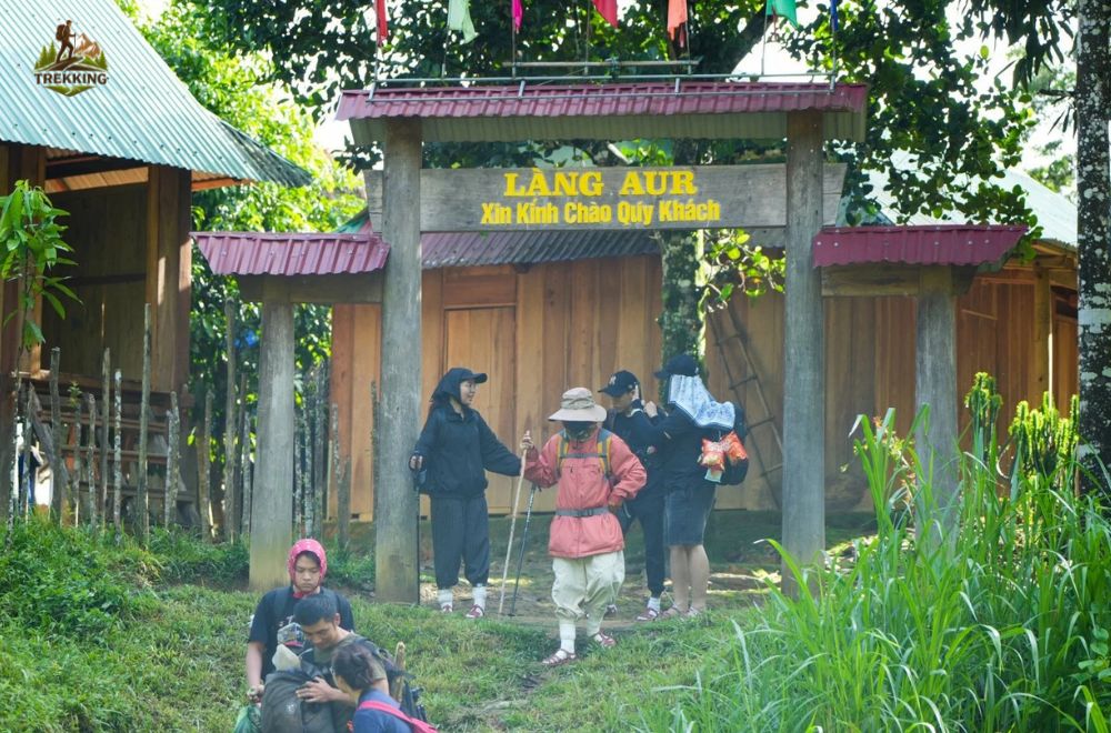 Làng Aur ở đâu?